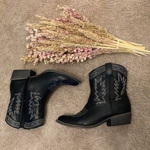 Cowboy ankle boots 🐄